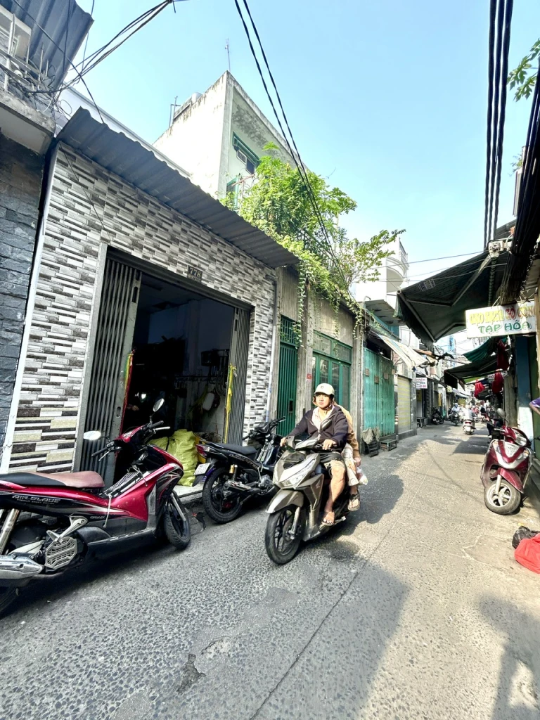 BÁN NHÀ CĂN GÓC 2 MT- HIẾM NGANG 4M- Đ.ĐOÀN VĂN BƠ- XE HƠI ĐỔ CỬA-KINH DOANH ĐA NGÀNH NGHỀ- GIAO THƯƠNG NGUYỄN THẦN HIẾN VÀ XÓM CHIẾU, GẦN TRƯỜNG ĐẠI HỌC NGUYÊN TẤT THÀNH.