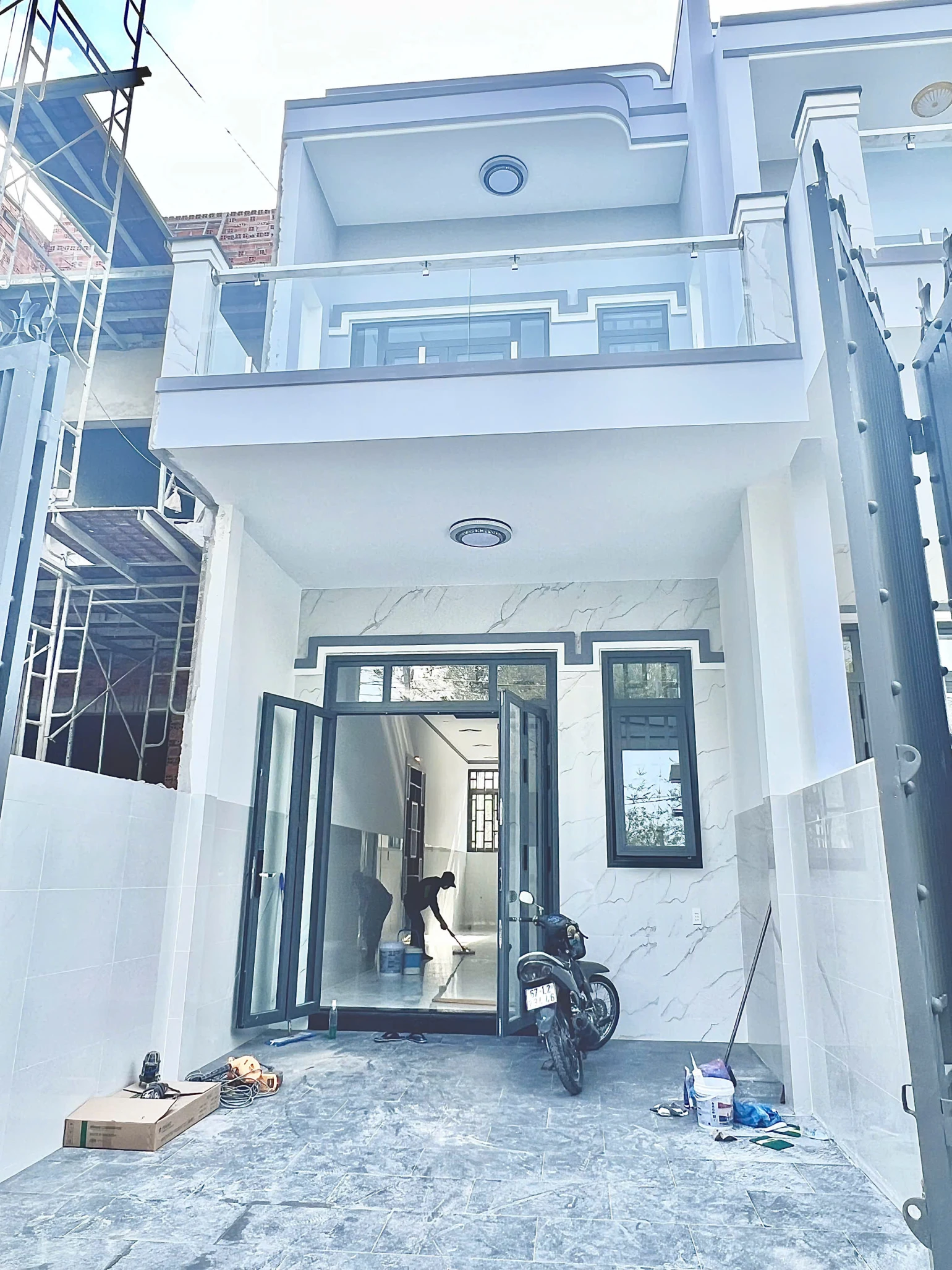 Nhà mới, hẻm 1 xẹt QL13, đối diện chợ Bưng Bầu, SHR, đường nhựa 5m, sân đậu ô tô