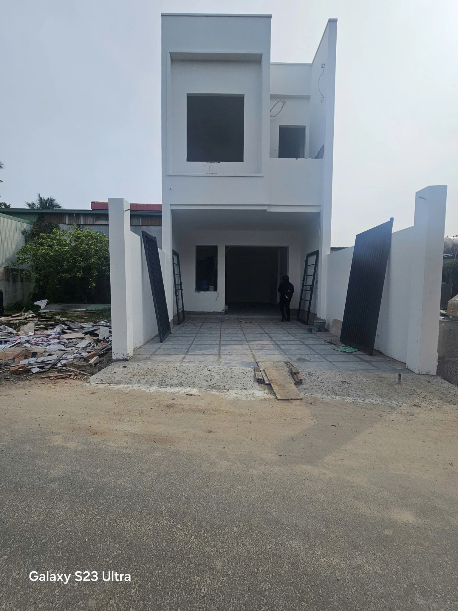 Chỉ 2,3x tỷ có nhà 1 trệt 1 lầu trung tâm Thủ Dầu Một mặt tiền đường nhựa có sân đậu ô tô