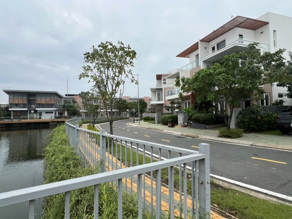 BIỆT THỰ 3 MẶT TIỀN VIEW HỒ 3 TẦNG - 120m2 - SHR  Khu đô thị Dragon Village