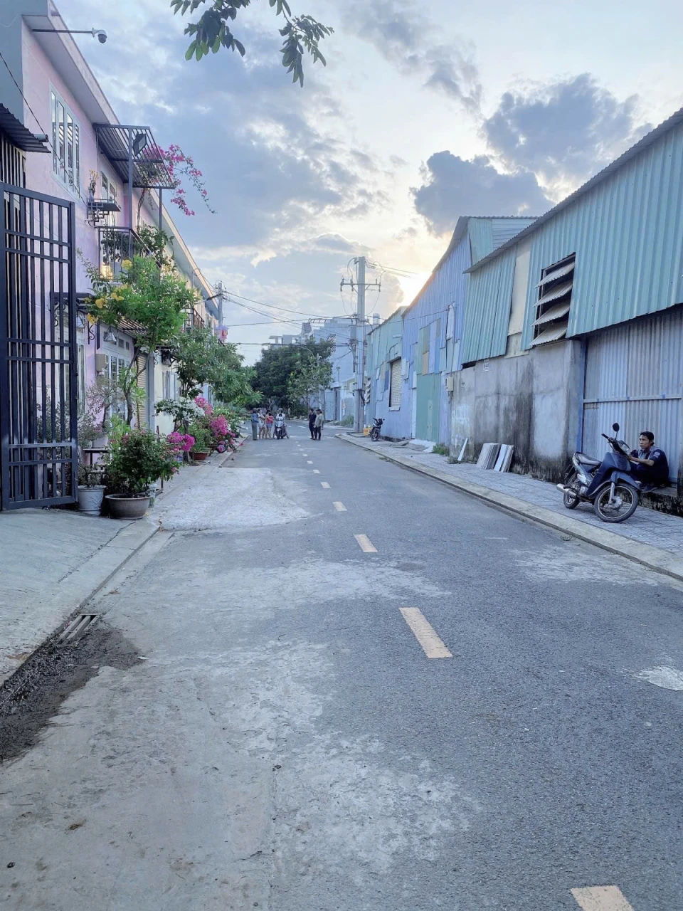 BÁN ĐẤT LÔ GÓC KHÔNG LỘ GIỚI - CẦU ÔNG NHIÊU QUẬN 9 - 92M2 NGANG 6.5M - GIÁ 4.5 TỶ