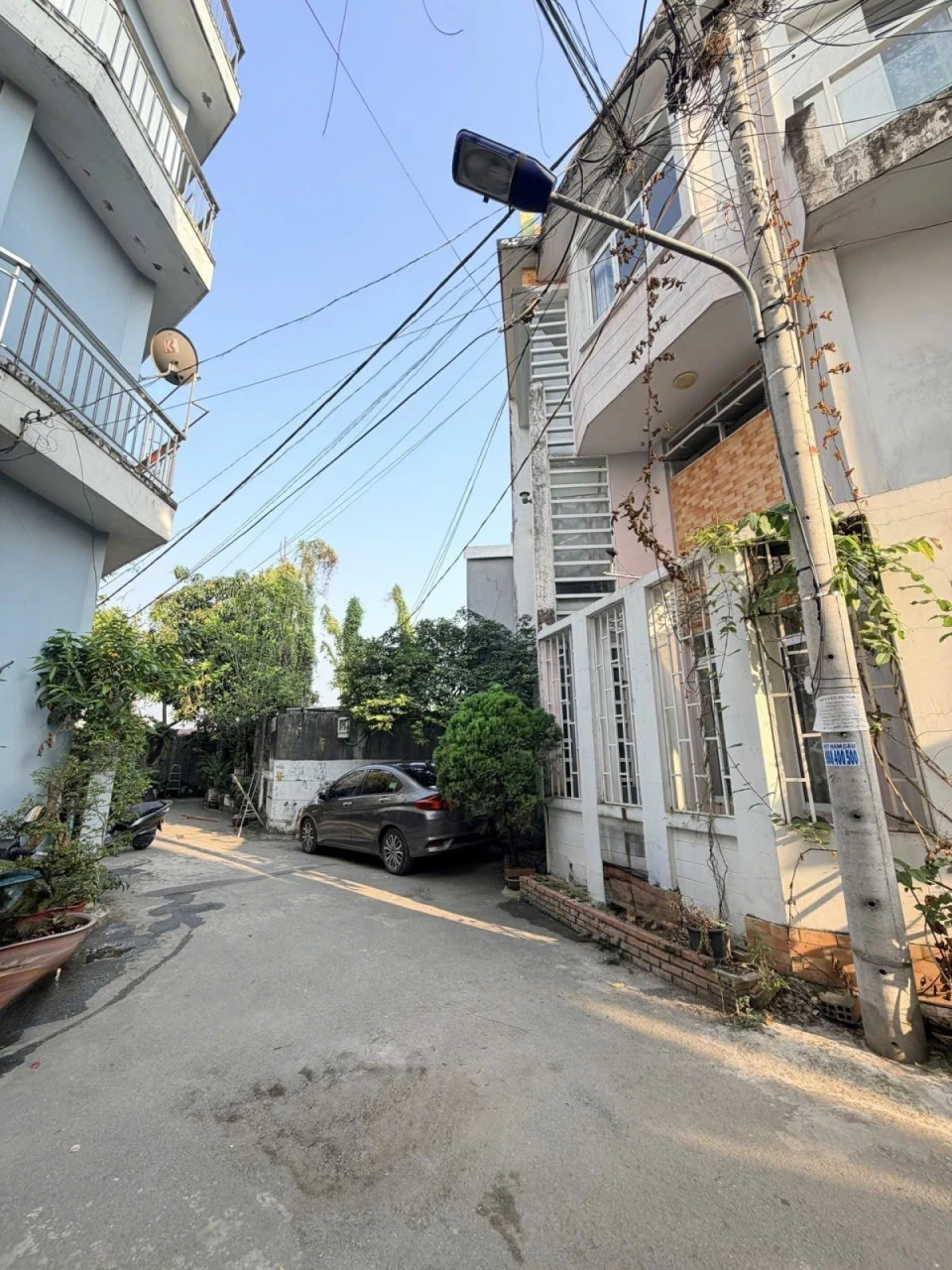 CĂN GÓC 3 TẦNG GẦN UBND PHÚ HỮU – HXH – GIÁ 5 TỶ