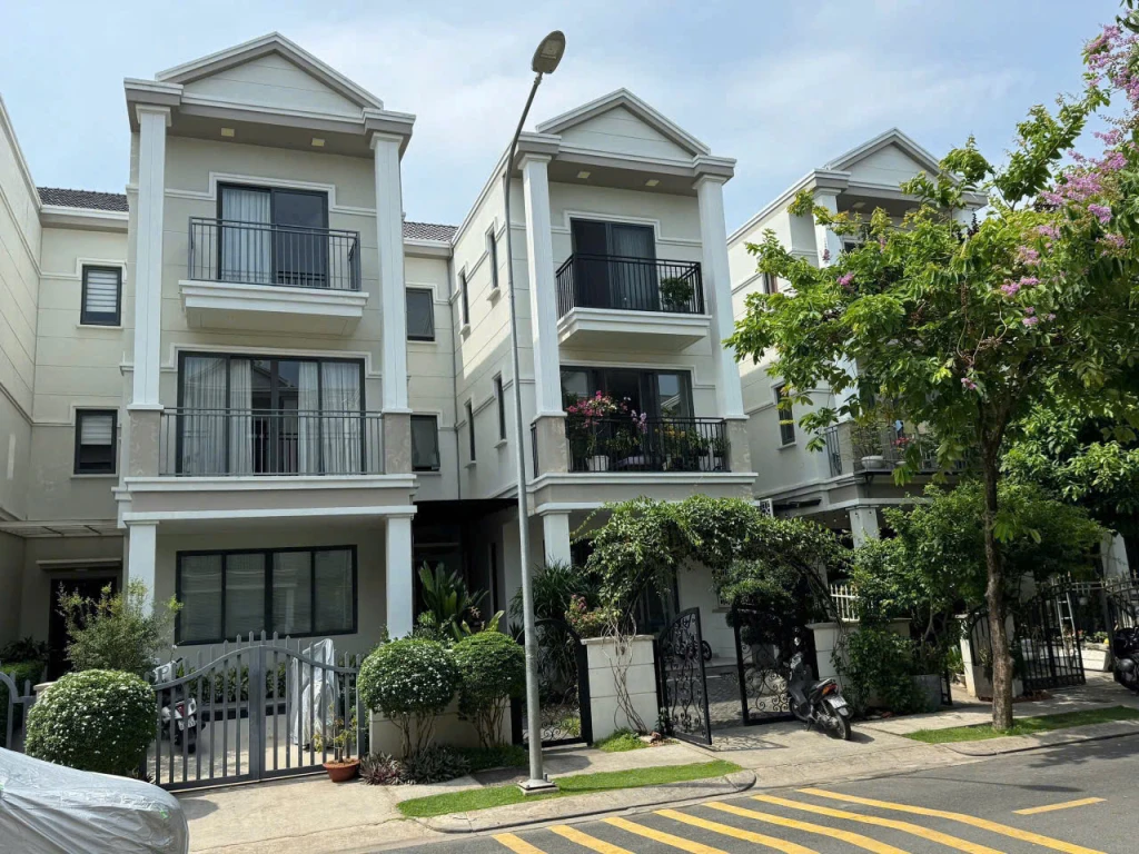 Bán nhà phố liền kề trệt 3 lầu giá cực tốt - khu compound bảo vệ 24\24 full nội thất.