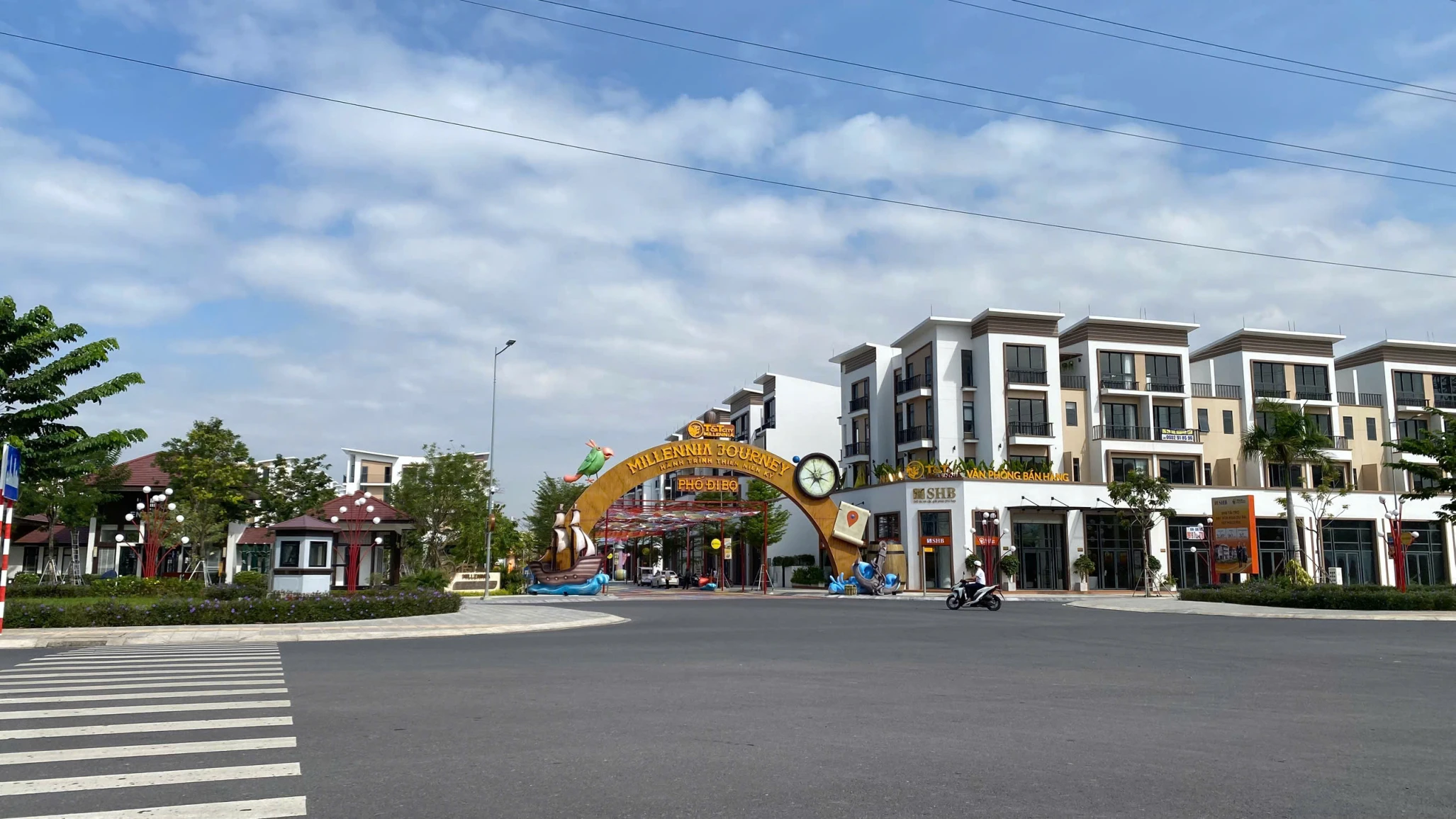 NHÀ CẠNH MẶT TIỀN PHỐ ĐI BỘ - 5MX20M - PHÚ MỸ HƯNG (20 PHÚT) - NHỈNH 5 TỶ - 1 TRỆT 3 LẦU