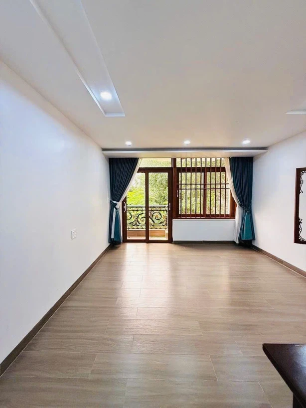 Nhà mới - Vị trí Vip đẹp - Mặt tiền nhìn ra công viên – khí lành, tâm an giữa phố thị.

 











.