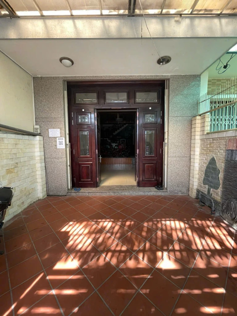 Cho thuê nhà 3 tầng nguyên căn mặt đường Lê Hồng Phong, Phước Long cũ, sát đường Cao Xuân Huy thông từ Biển vào dự án Charmora C.ty của SunGroup
Thuận tiện vừa ở, vừa kinh doanh, VP..