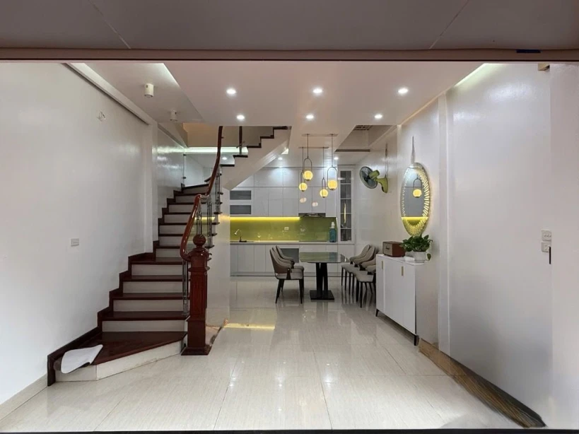 duy nhất 1 căn. Hơn 9 tỷ ngọc lâm 35m x 5T oto đỗ cửa ở luôn.