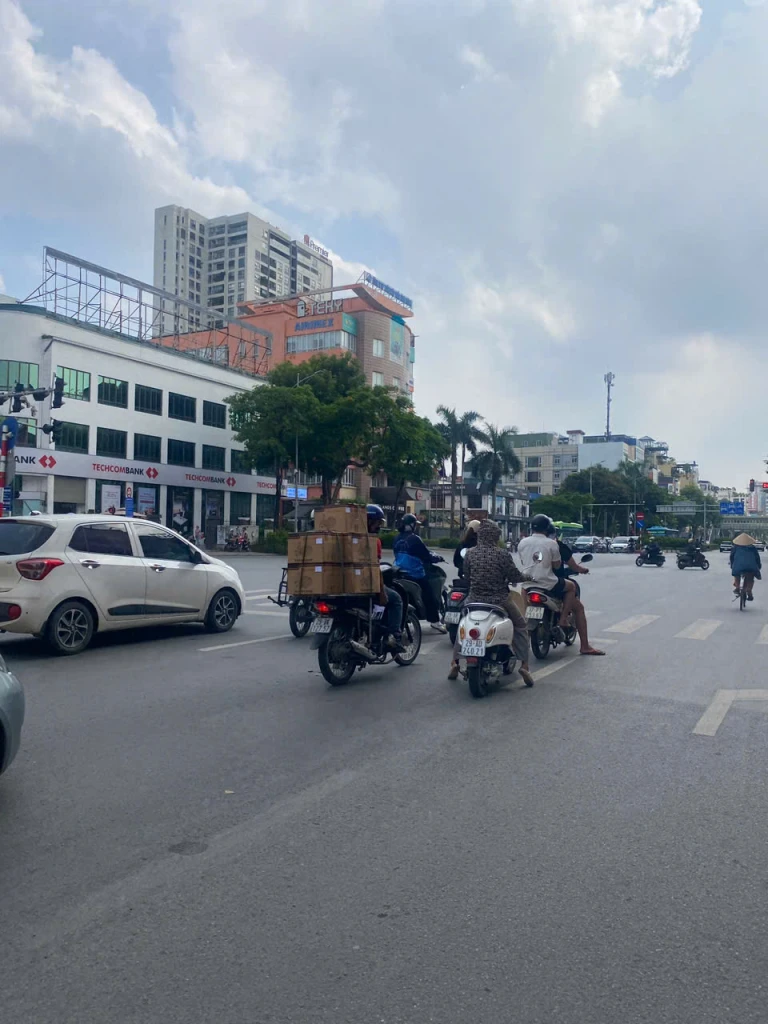 Cho thuê nhà Mặt phố Huế 200m x 3T