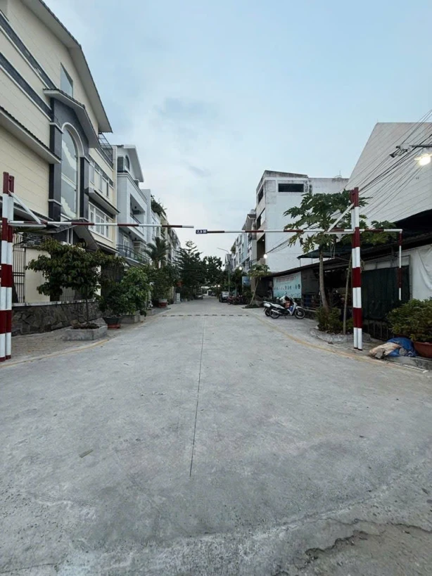 Quận 7 MT ĐS TÂN HƯNG - 10 x 21 - Mặt tiền đường14m.