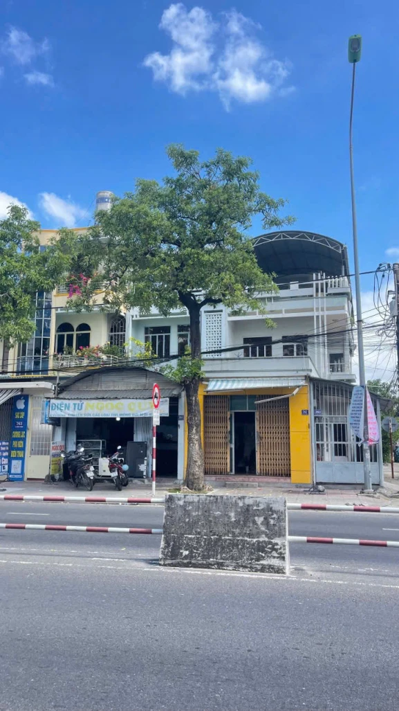 CĂN GÓC HIẾM – BÁM ĐƯỜNG 31,86M – NGAY TRUNG TÂM PHỐ tương lai Thông Sân bay cũ ra biển gần .
2 mặt tiền đường lớn 22.5m & 14m
Diện tích: 159.8m  Giá bán: 13 tỷ 6
lh e nhé