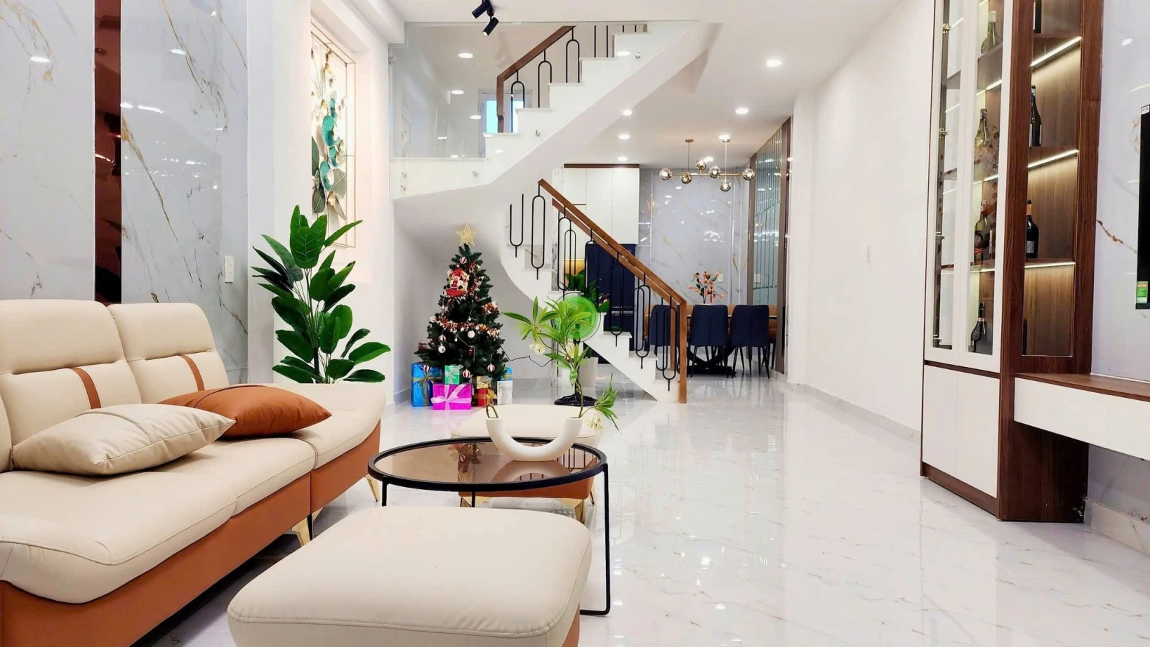 Cơ hội vàng! Bán nhà hẻm Hoà Bình Tân Phú 53m2, 3 tầng, sổ hồng. Giá chỉ 8.3 tỷ.