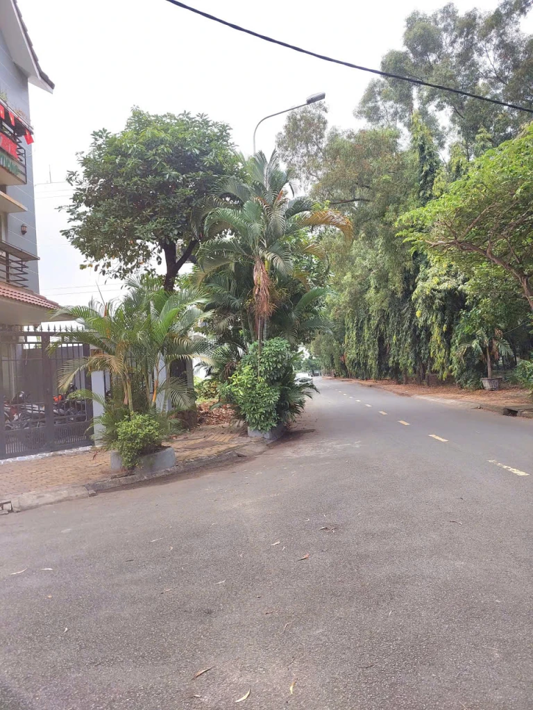 Gấp bán nhà mới 2 mặt tiền hẻm xe hơi khu phân lô đẹp Lê Văn Thịnh,Q2 giá 12,xty DT: 104,4 m2 . Mặt tiền: 5,8 m , dài 18m