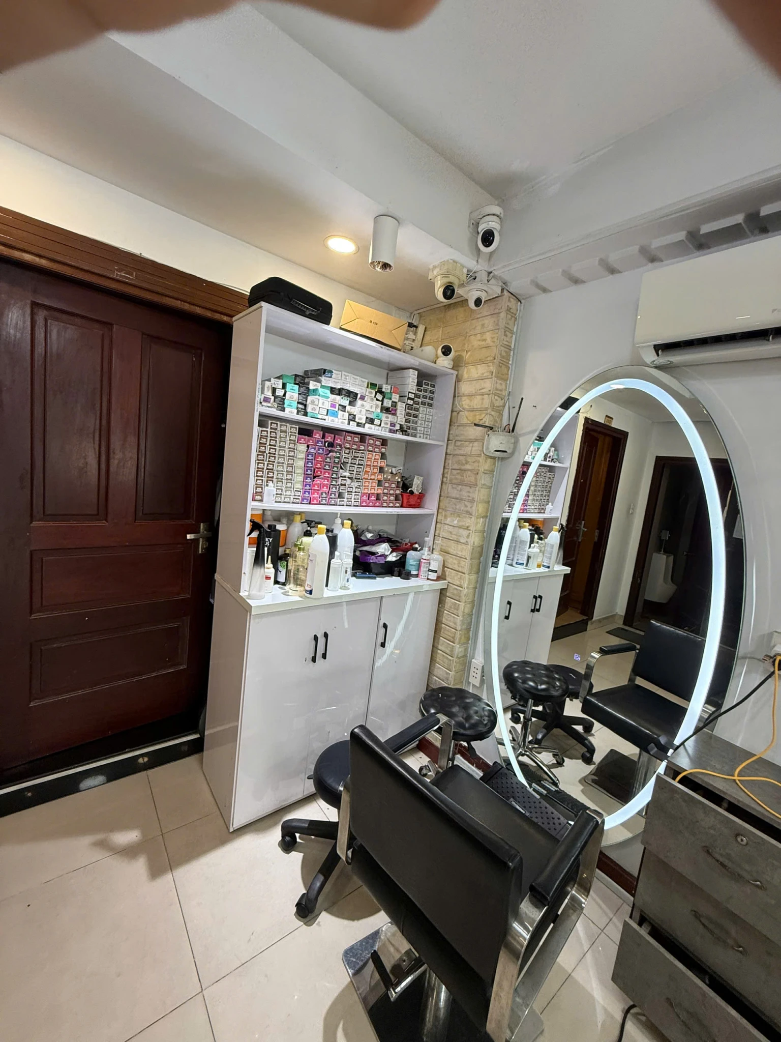 SANG NHƯỢNG SALON TÓC ĐANG HOẠT ĐỘNG ỔN ĐỊNH – GIÁ 250 TRIỆU