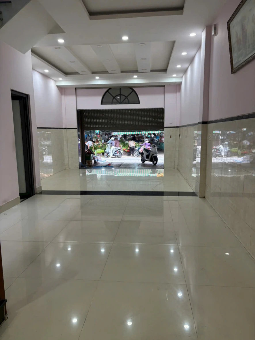 CHO THUÊ NHÀ MẶT TIỀN ĐỐI DIỆN CHỢ – VỊ TRÍ ĐẸP, THUẬN TIỆN KINH DOANH