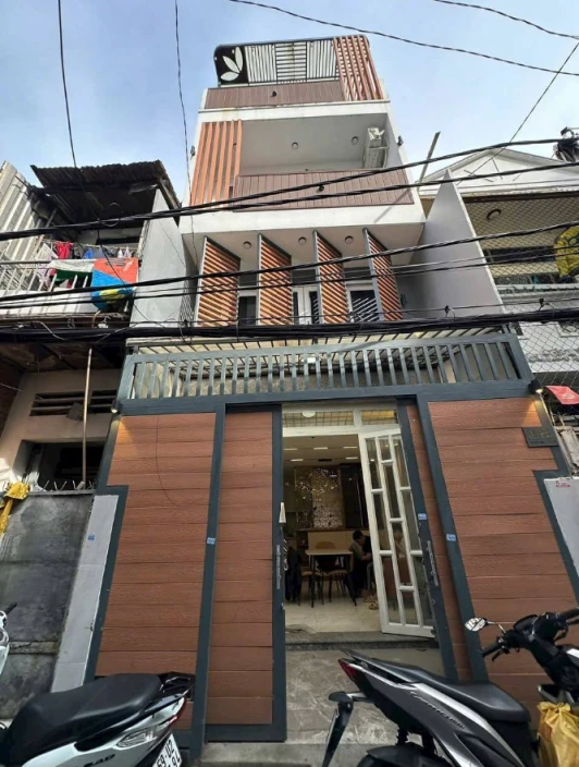 🏡 Cho thuê nhà mặt đất – vị trí đẹp, gần trung tâm. Diện tích rộng, thiết kế hợp lý, phù hợp gia đình hoặc kinh doanh nhẹ. Giá tốt – liên hệ ngay để được hỗ trợ xem nhà!