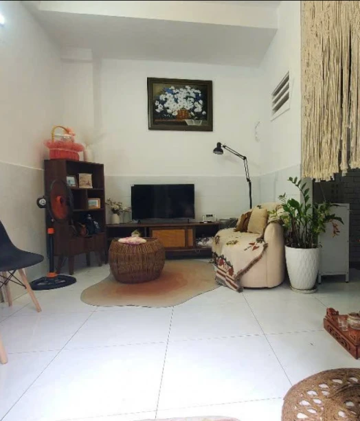 CẦN CHO THUÊ NC hẻm ba gác trục thẳng Q1 nội thất cơ bản: bàn ghế sofa, máy lạnh, máy giặt, bếp, tủ bếp  cho 2 PN 2 WC.