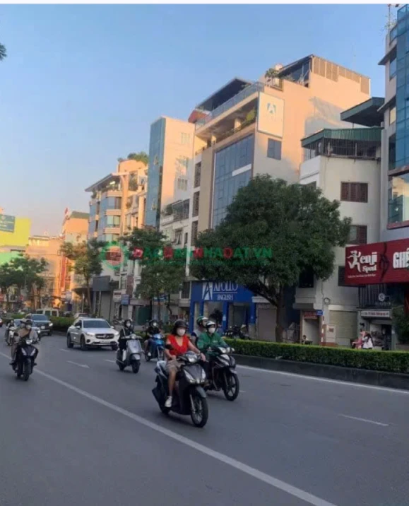 10 Triệu/th - Cho thuê nhà MP Nguyễn Văn Cừ - 80m2 * 2 Tầng.