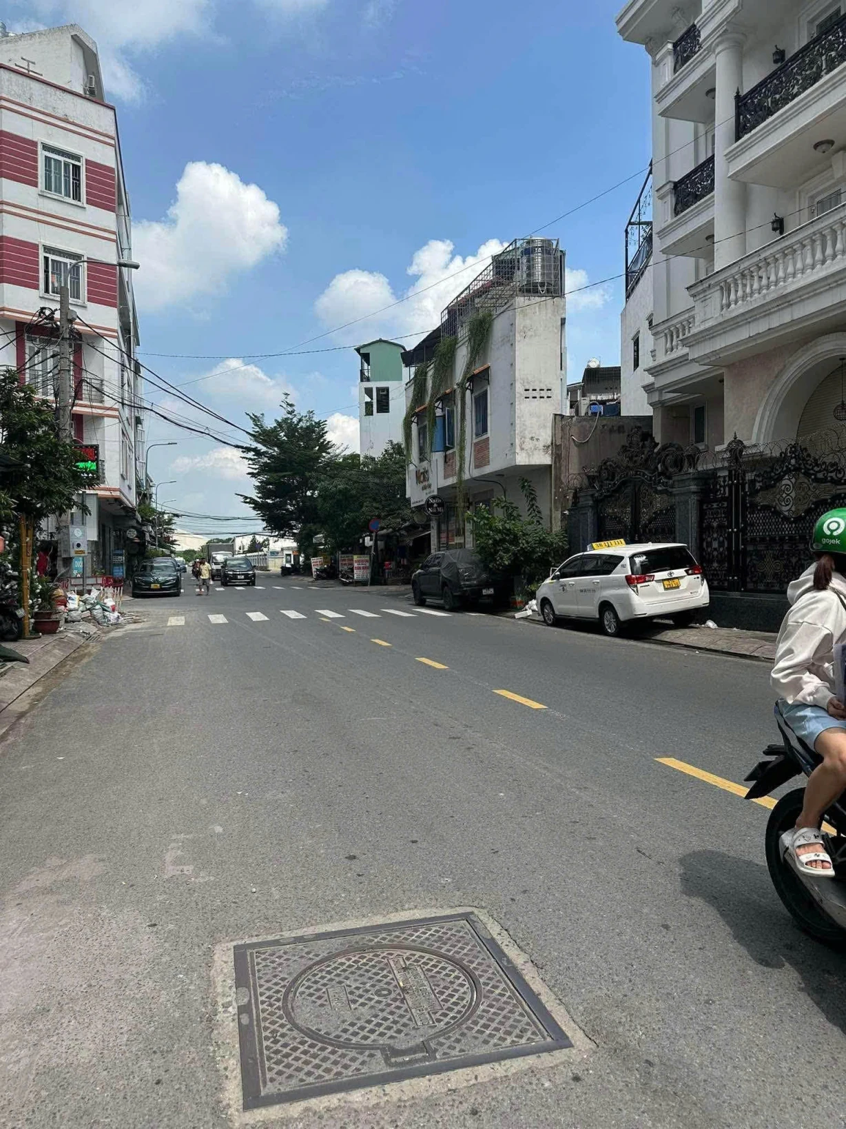 Bán nhà Hẻm 8m Bạch Đằng - ngay Sân bay Tân Sơn Nhất, 5x10m, 2 Tầng cũ, 3 PN, còn 8,5 Tỷ.