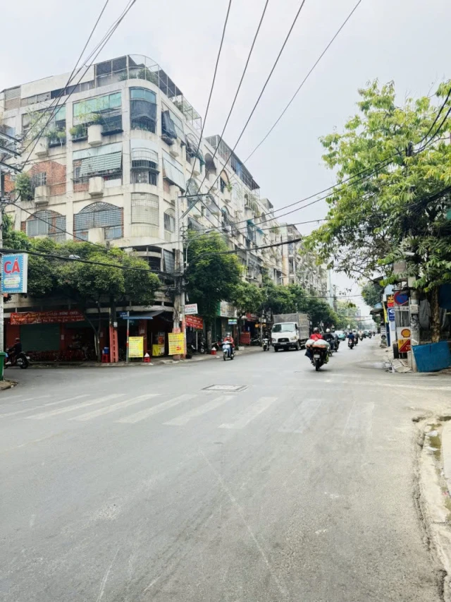 Bán nhà 2 Mặt tiền Đồng Đen - gần Trường Chinh, DT: 10x4,1m, 2 Tầng cũ, giá 11.3 tỷ.