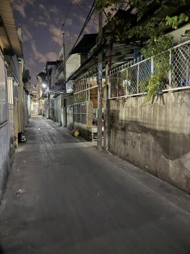 Bán nhà HXH 5m, lô góc Trịnh Đình Trọng - thông ra Lạc Long Quân,4,2x28m 2 tầng, 7,4 tỷ.