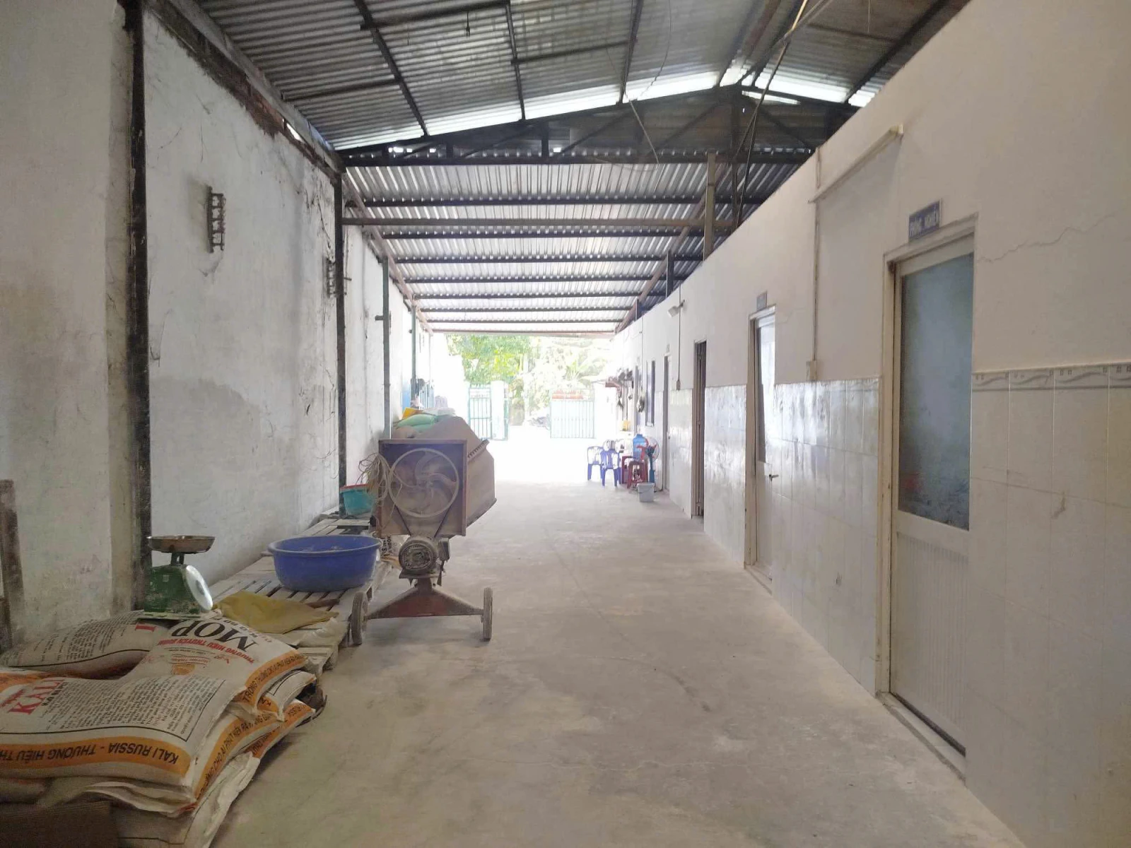 Bán nhà xưởng Mặt tiền Xuân Thới Thượng 18, gần Ngã Ba Giồng, 10x47m, Cấp 4, chỉ 12,5 tỷ.