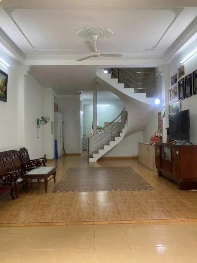 Bán nhà hẻm Ngô Bệ - giao Cộng Hòa, gần nhà ga T3, 5x18m, 2 tầng, Sổ A4, 1 đời chủ, 8,8 tỷ