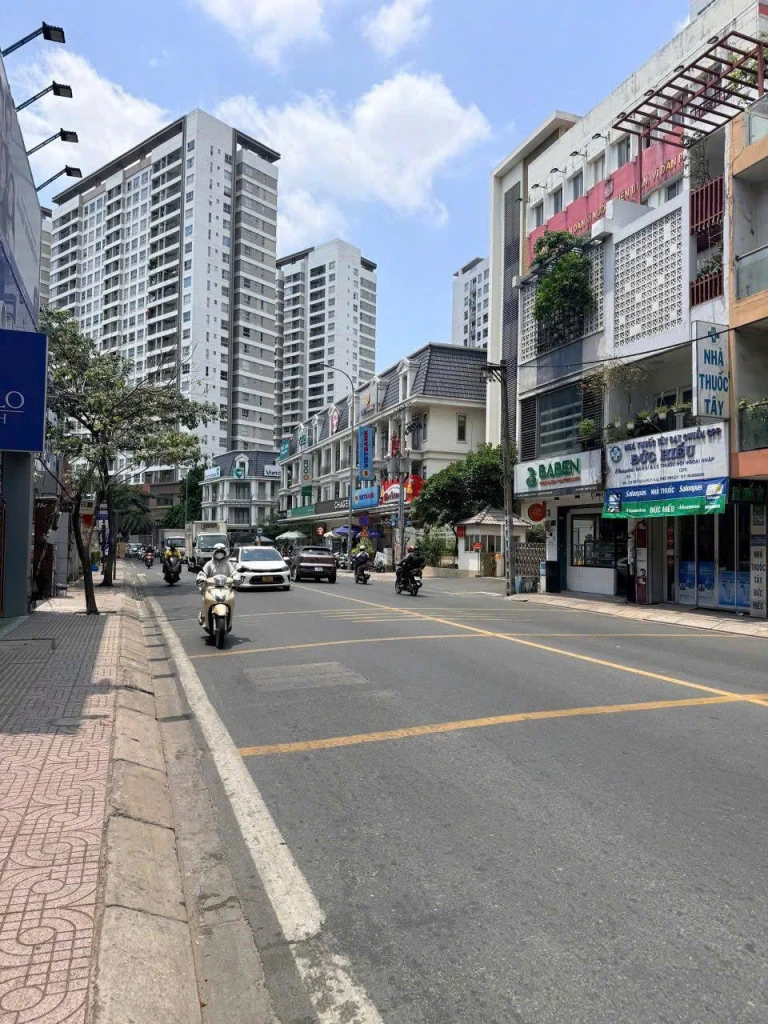 Bán nhà Mặt tiền Phổ Quang - gần Hồ Văn Huê, 4x17m, 3 Tầng cũ, tiện sửa, chỉ 19,6 tỷ.