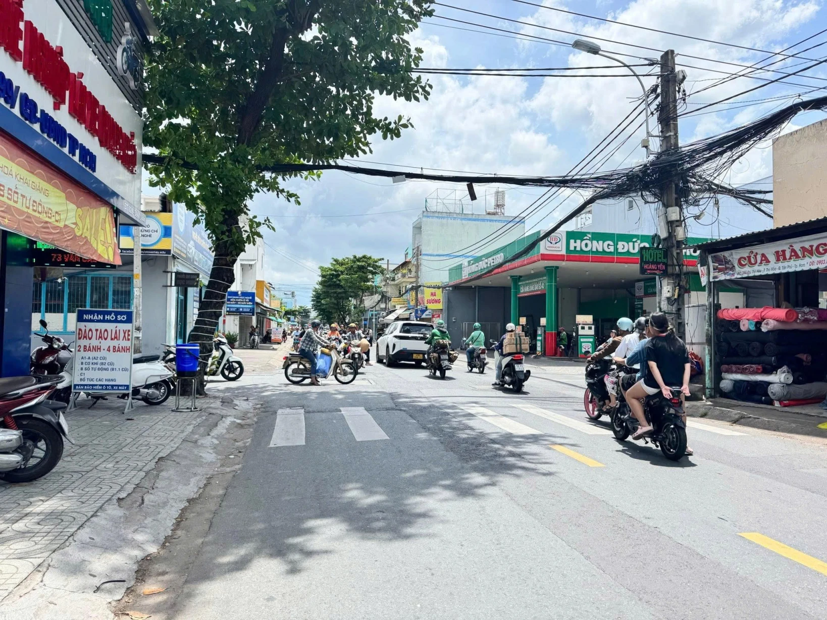 Bán nhà Măt tiền  Văn Cao - gần Nguyễn Sơn,  chợ Tân Hương, 5,2x7,5m, 2 Tầng, chỉ 9 Tỷ.