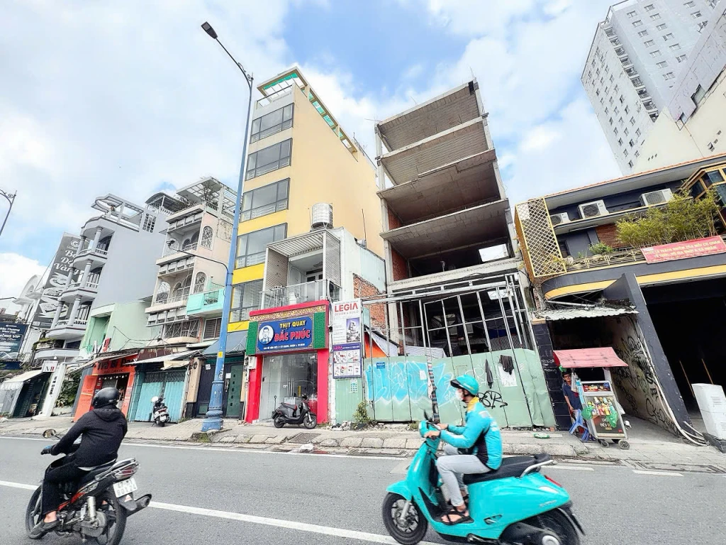 BÁN NHÀ 2 TẦNG MTKD Đ.VÕ VĂN KIỆT, QUẬN 1 - NGANG 4M*23M - CHỈ 29,5T - CHÍNH CHỦ  * LH GIANG GIANG: 093.86.76.685