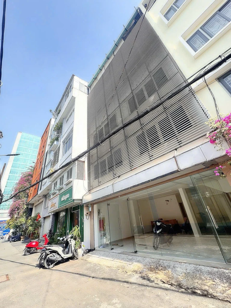 BÁN NHÀ MẶT TIỀN HẺM 8M Đ.NGUYỄN THỊ MINH KHAI, BÊN NGHÉ, QUẬN 1 - NGANG LỚN 8M*8,5M - SÁT ĐÀI TRUYỀN HÌNH HTV - 0938676685 GIANG GIANG