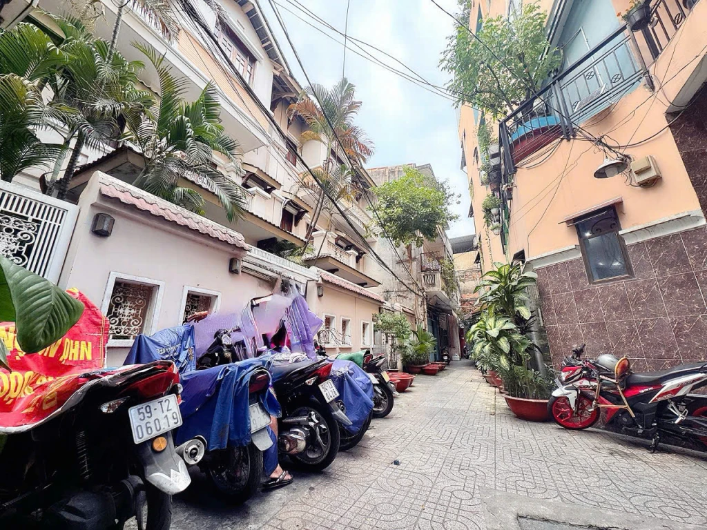 CHÍNH CHỦ XƯA BÁN NHÀ 2 TẦNG CŨ- MẶT TIỀN HXH Đ.CÔ GIANG, QUẬN 1- NGANG LỚN 5,7M*16M VUÔNG VỨC- DÒNG TIỀN 30TR/TH- 0938676685 GIANG GIANG GẶP CHỦ