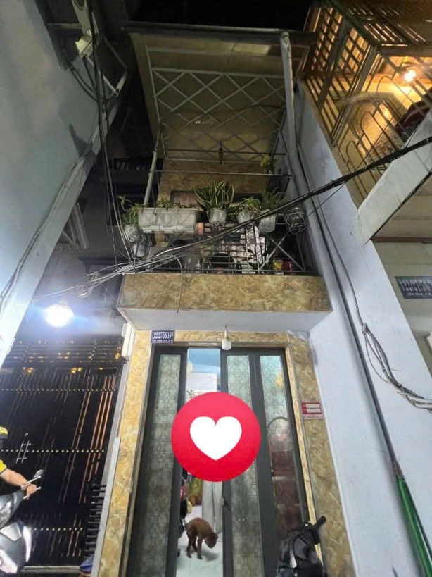 NHÀ NHỎ XINH XINH - CHỈ1tỷ8xx nhỏ xíu  .SỔ HỒNG RIÊNG TẠI TRUNG TÂM Q4