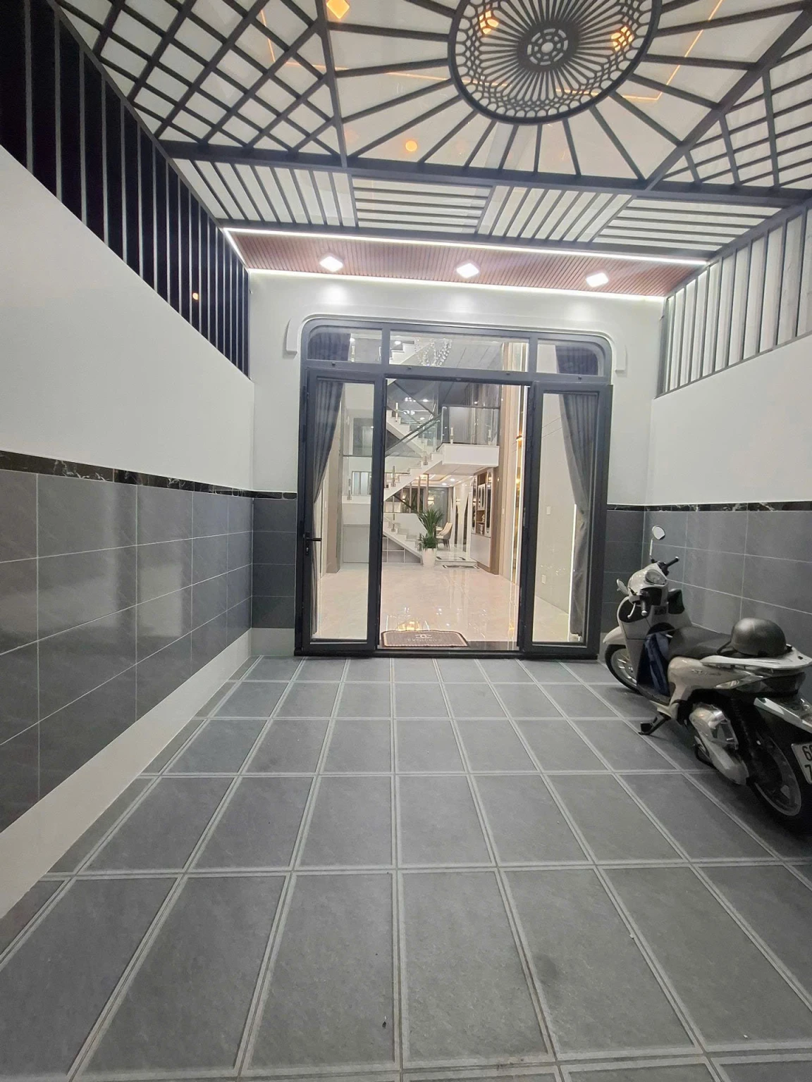 NHÀ MỚI XÂY GẦN METRO Q12. GẦN sân bay Tân Sơn Nhất .
Chủ tặng full nội thất giá trị cao