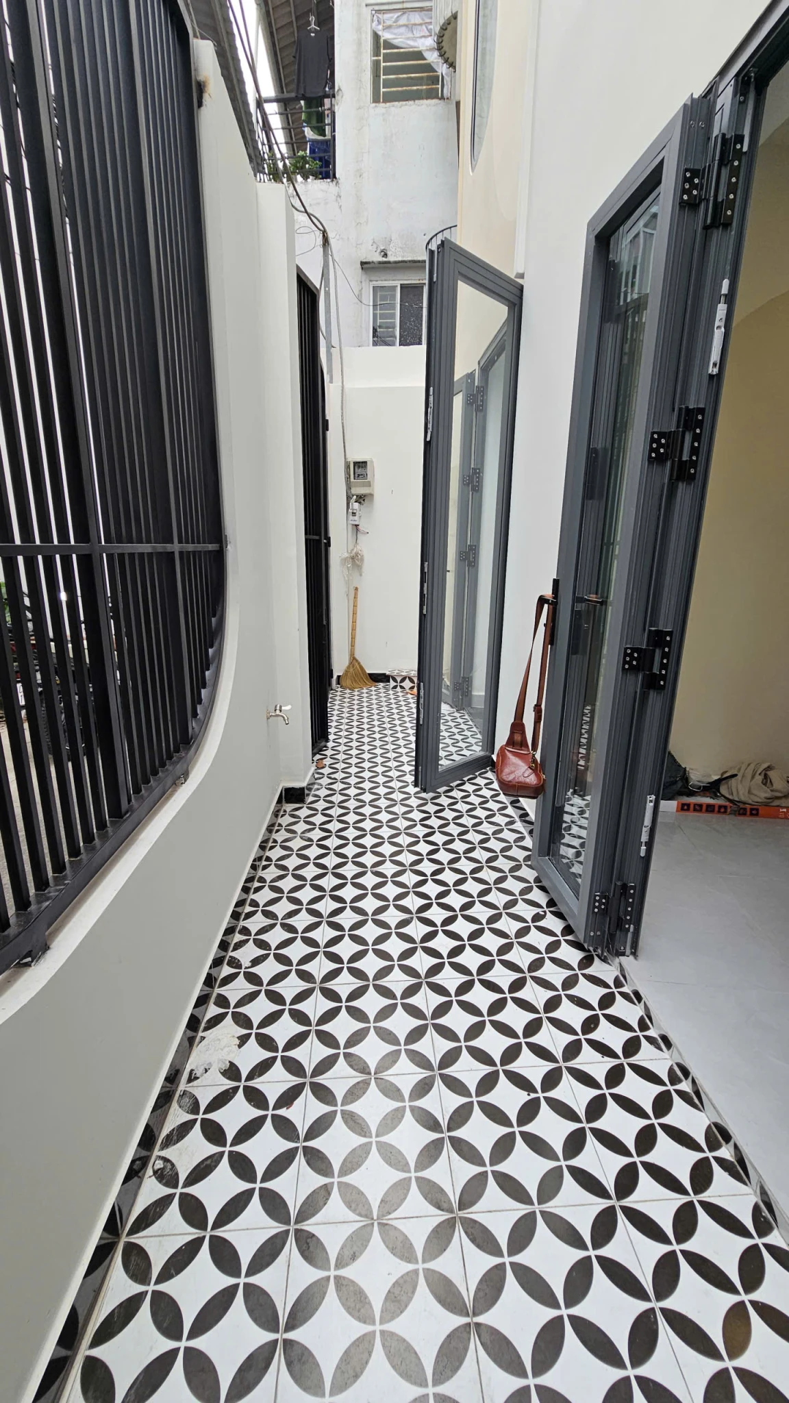 Bán nhà  SÁT MẶT TIỀN KHÁNH HỘI Q4
NGANG 6 DÀI 12 CÓ 7 TỶ ĐÚC 3 TẤM