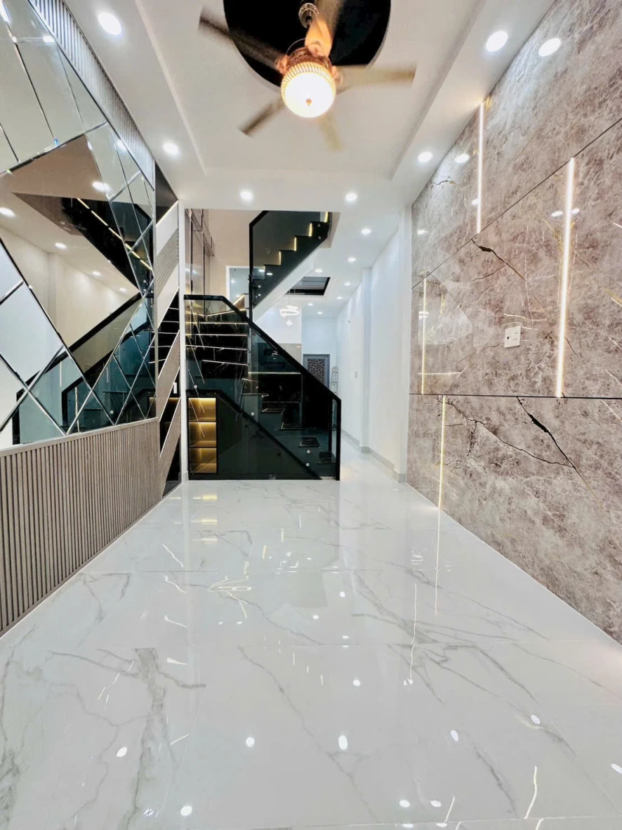 bán nhà Ngay Sát Mặt Tiền Q4 
có 5 tỷ đúc bê tông nhà mới