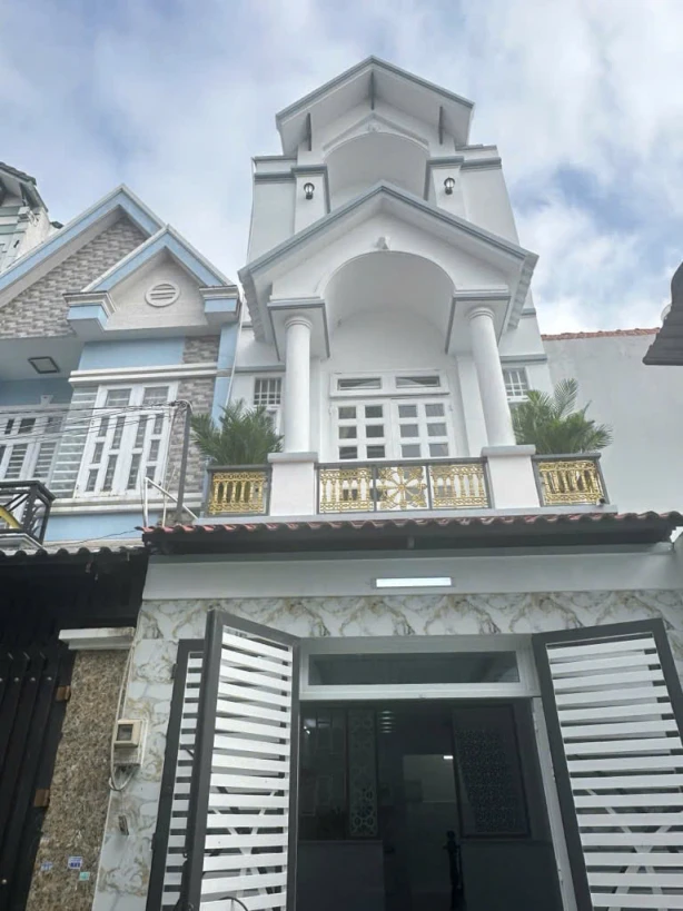 NHÀ BÁN QUẬN 12 - GIÁP SONG HÀNH, TRƯỜNG CHINH.
QUA TÂN BÌNH CHỈ VÀI PHÚT NHÀ 4 TẦNG BTCT VÀO Ở NGAY.