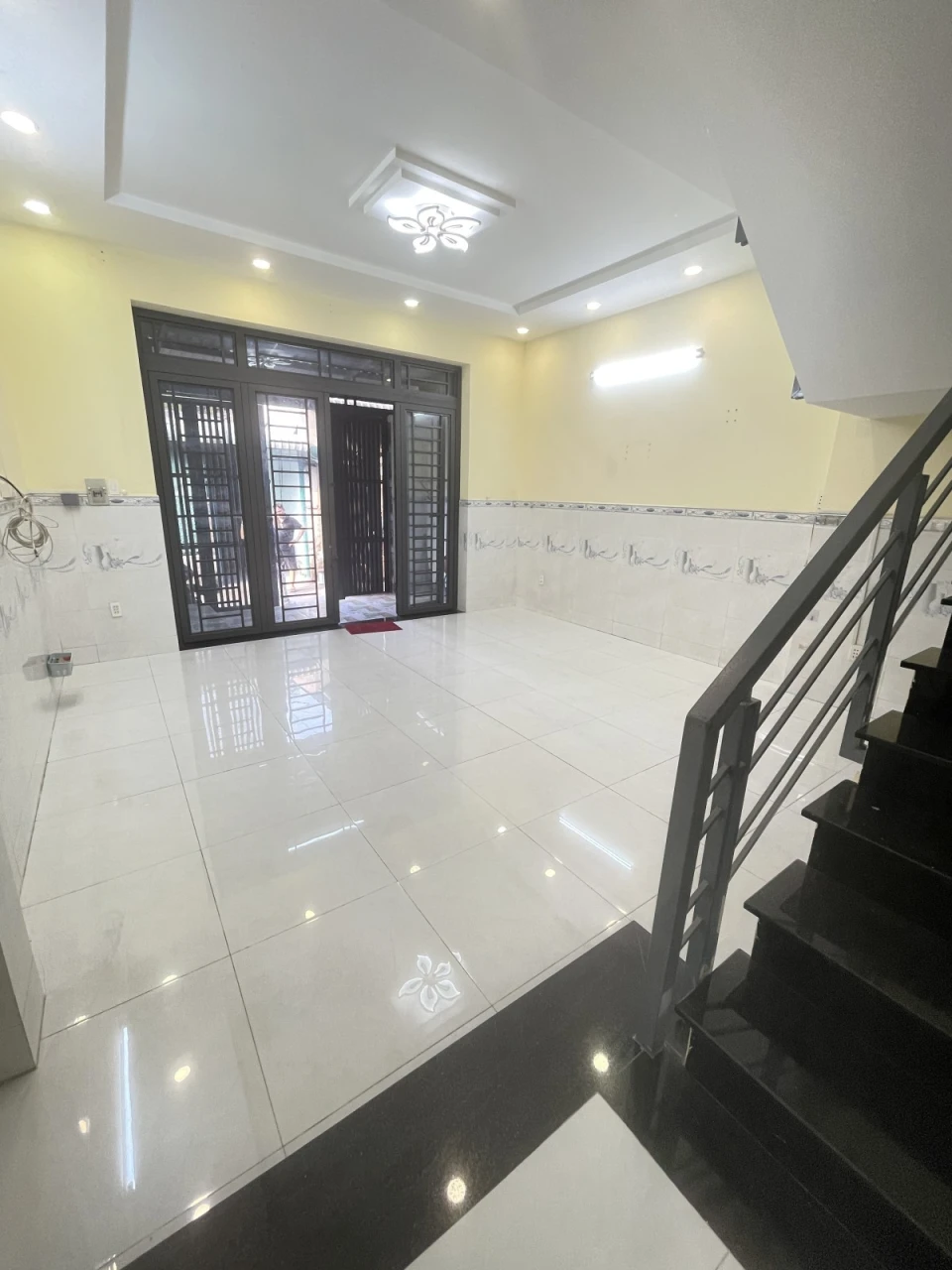 Bán Nhà 1/Đường xe hơi,Tân Xuân1-Đường Lê Thị Hà,X.hóc Môn.
Ngang 5mx14m Trệt Lầu, 3PN, Nhà cực đẹp, Giá chỉnh hơn 4Tỷ TL.