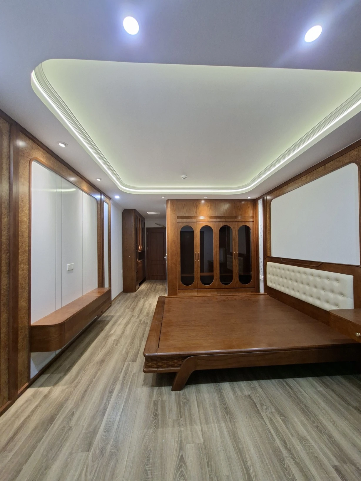 BÁN NHÀ PHÂN LÔ TRẦN QUỐC HOÀN – CẦU GIẤY – Ô TÔ VÀO NHÀ – THANG MÁY FULL  NỘI THẤT MỚI