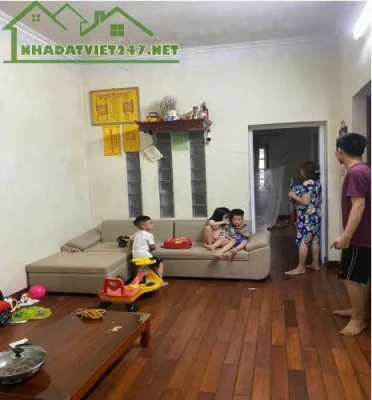 Cho thuê căn hộ tập thể tại 17 ngõ 563 Giải Phóng, Hoàng Mai, Hà Nội.