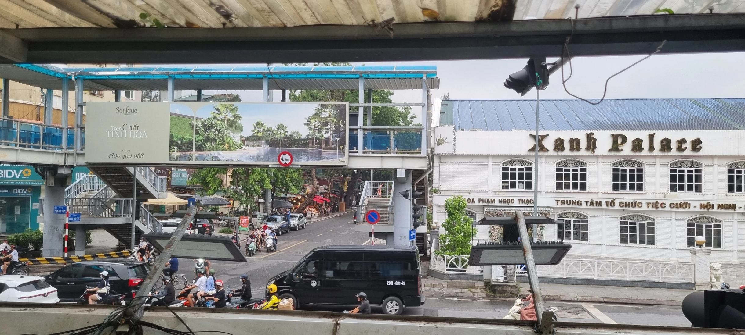 Chính chủ cần cho thuê căn hộ 3 phòng ngủ, tầng 2, tòa C2 mặt đường Phạm Ngọc Thạch, Đống Đa