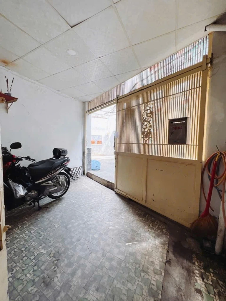 bán nhà hẻm Tân Vĩnh Q4 
Ngang 4 dài 13.5 m có 4Đ