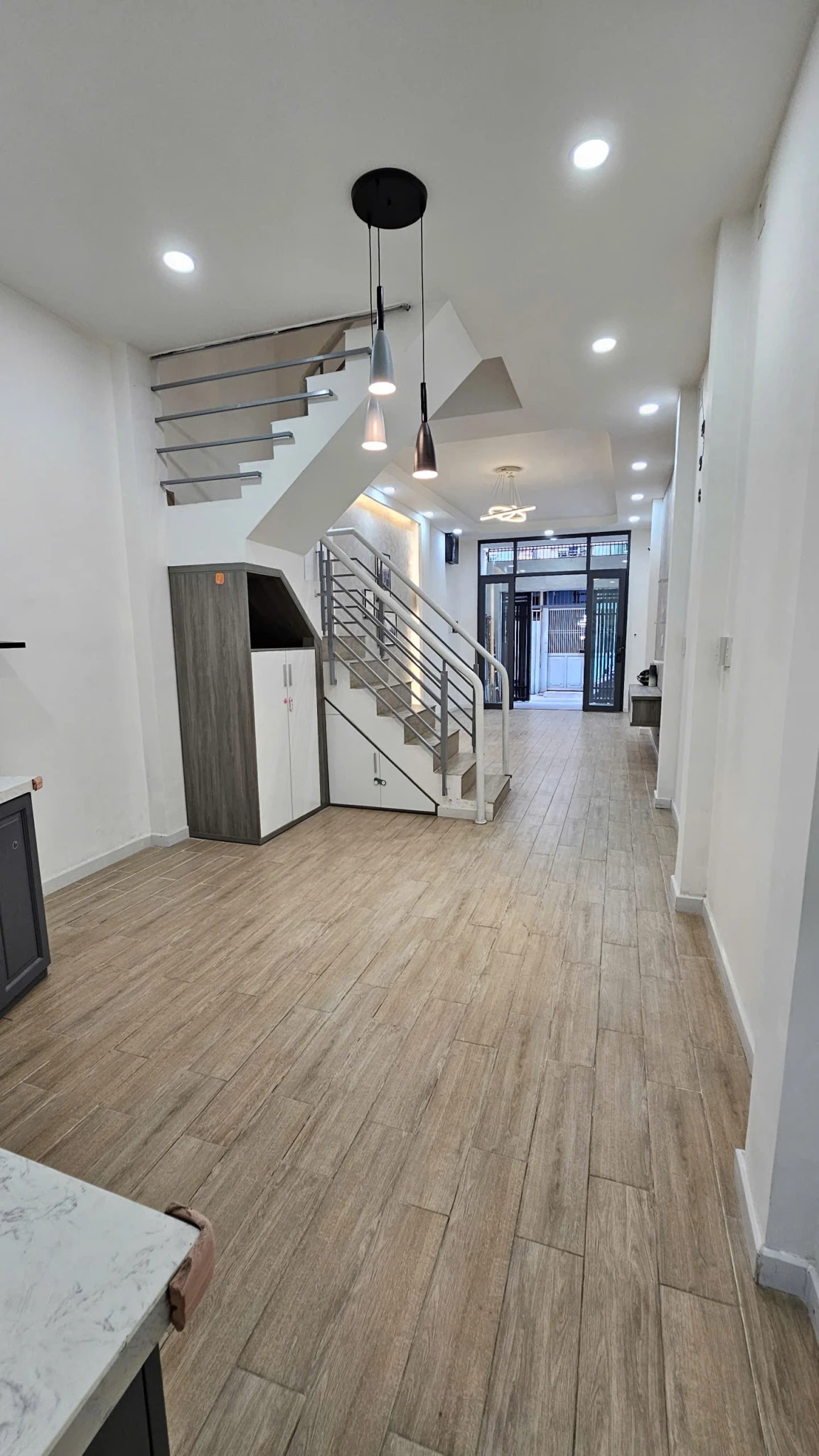 bán nhà  sát mặt tiền xe hơi trung tâm Q4 

Ngang 3.59 x16 - 4 tấm dòng tiền 21  triệu