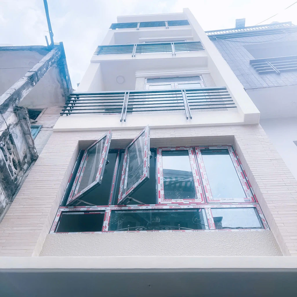 bán nhà ngay sát mặt tiền Hoàng Diệu  nhà mới 5 tấm   trung tâm Q4 có 6 tỷ