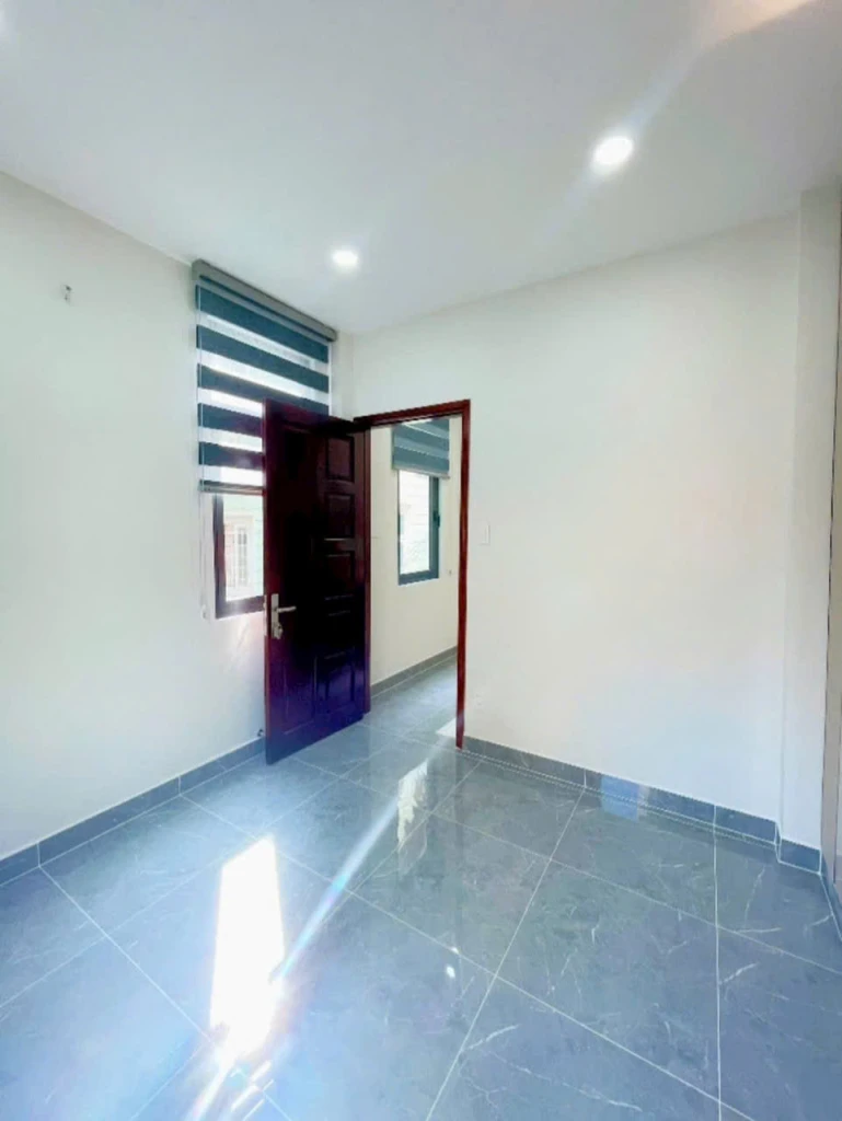 bán nhà ngay sát mặt tiền Hoàng Diệu  nhà mới 5 tấm 
trung tâm Q4 có 6 tỷ