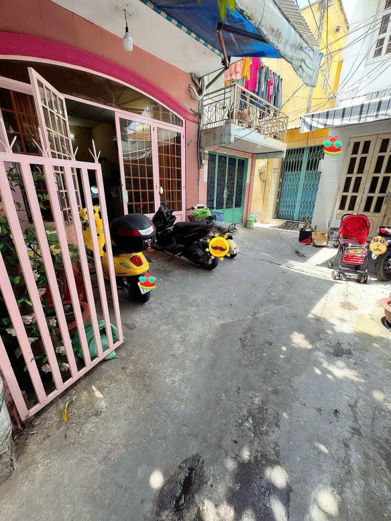 bán nhà trung tâm q4 Ngang 4.15 x12 đúc bê tông   có 4 đồng