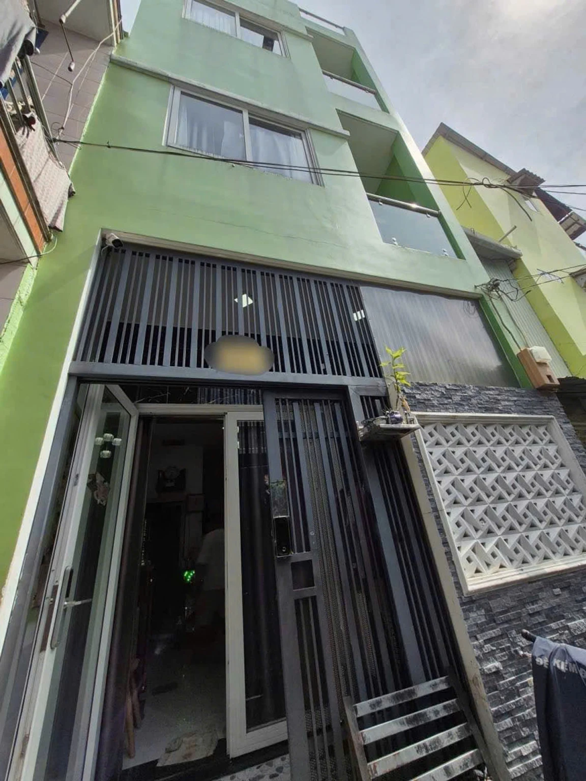 bán nhà Ngang 4 dài 7 nở hâu rộng Ngang 5.5
đúc 4 tấm đối diện Q1 có 4 đ