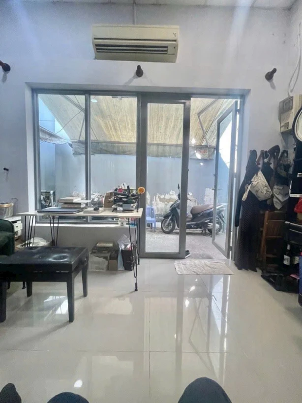 bán nhà Ngang 6.5 m x 8.9 m Hẻm rộng có 4 đ 
trung tâm Q4