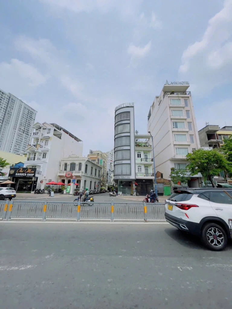 bán căn hộ địch vụ siêu cấp cao 
DTSD 220 M2 Dòng tiền 45 triệu tháng cạnh Q1