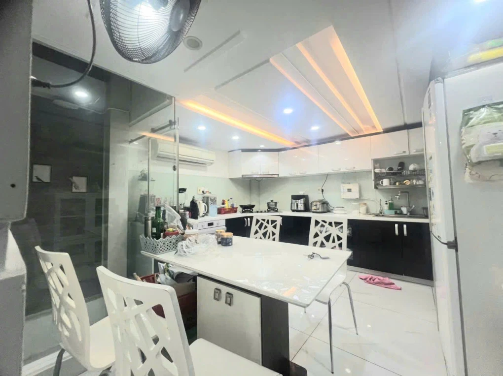 BÁN NHÀ MẶT TIỀN KINH DOANH  ĐƯỜNG QUẬN 4
CÓ DÒNG TIỂN ỔN ĐỊNH