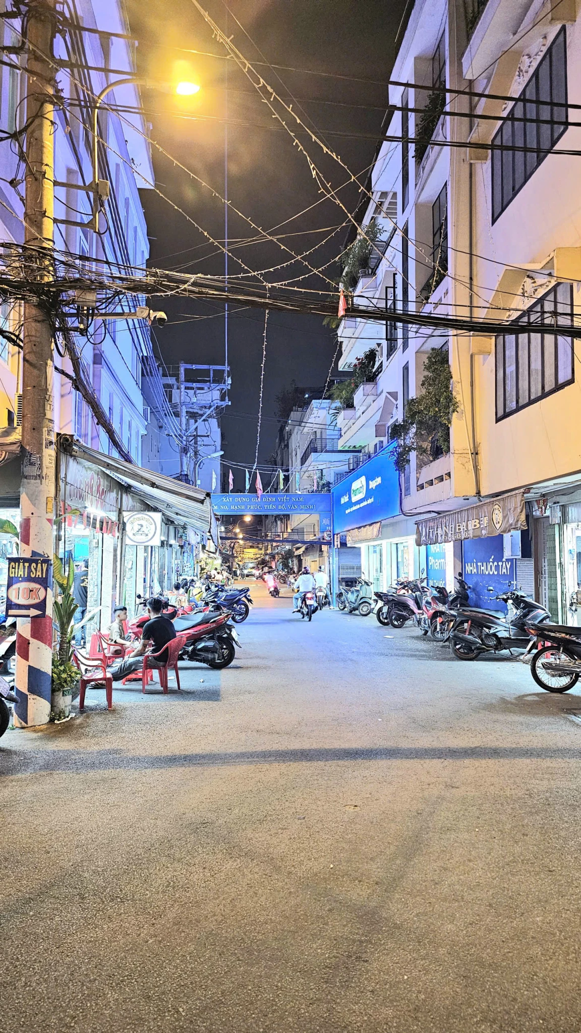 bán nhà mặt tiền kinh doanh KHÁNH HỘI quận 4 có 11 tỷ có dòng tiền đúc 5 tấm